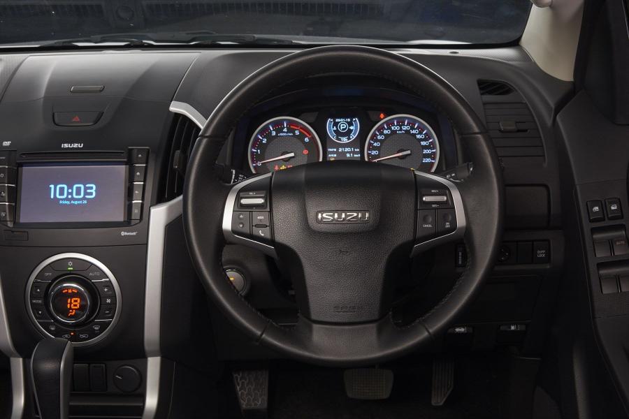 Панель приборов Isuzu KB Double Cab LX 2016 года  (фото 8 из 9)